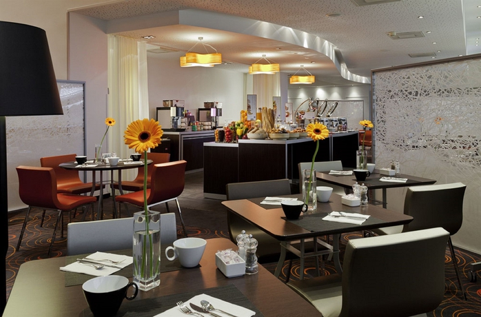 Imagen del bar/restaurante del Hotel Novotel Paris la Defense Esplanade. Foto 10