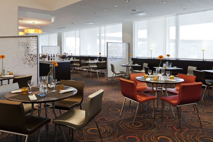 Imagen del bar/restaurante del Hotel Novotel Paris la Defense Esplanade. Foto 11