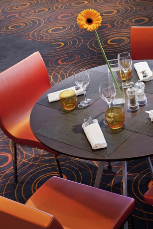 Imagen del bar/restaurante del Hotel Novotel Paris la Defense Esplanade. Foto 12