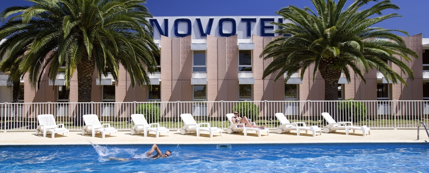 Imagen de la piscina del Hotel Novotel Perpignan Nord Rivesaltes. Foto 11