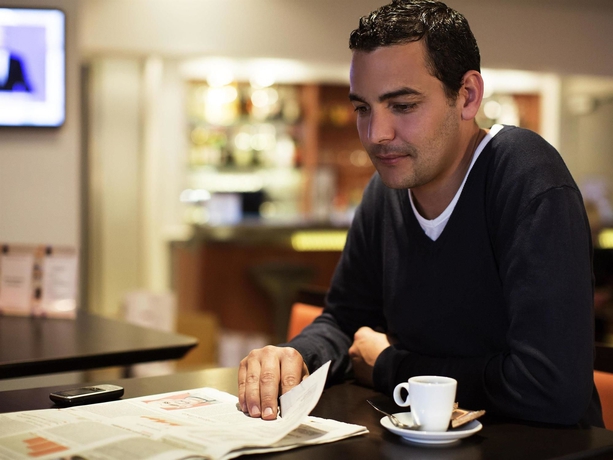 Imagen del bar/restaurante del Hotel Novotel Poissy Orgeval. Foto 8