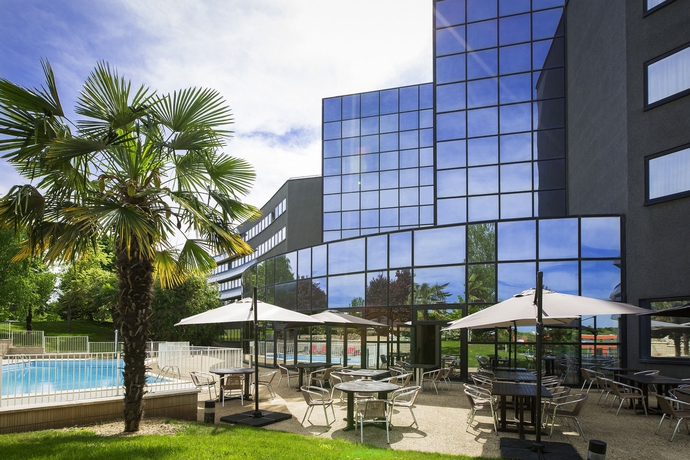 Imagen de la piscina del Hotel Novotel Poitiers Site Du Futuroscope. Foto 8