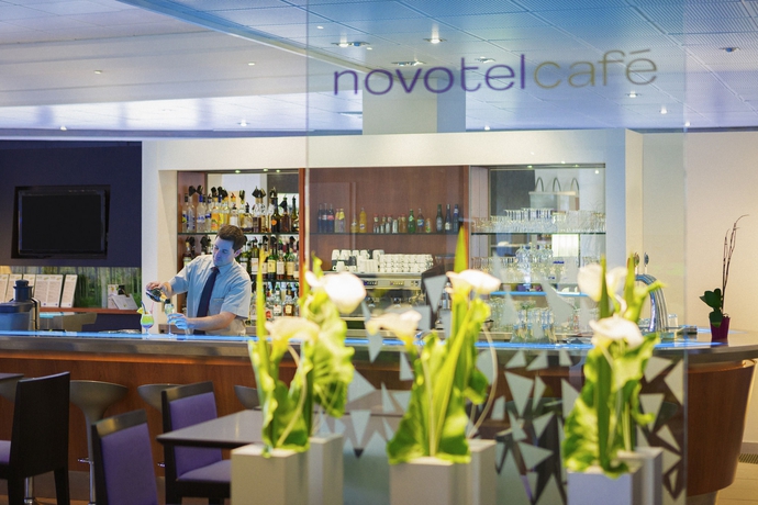 Imagen del bar/restaurante del Hotel Novotel Poitiers Site Du Futuroscope. Foto 3