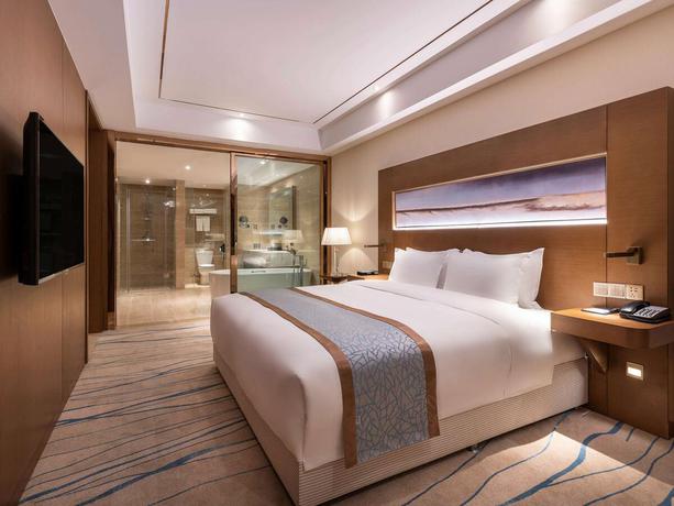 Imagen de la habitación del Hotel Novotel Qingdao New Hope. Foto 7