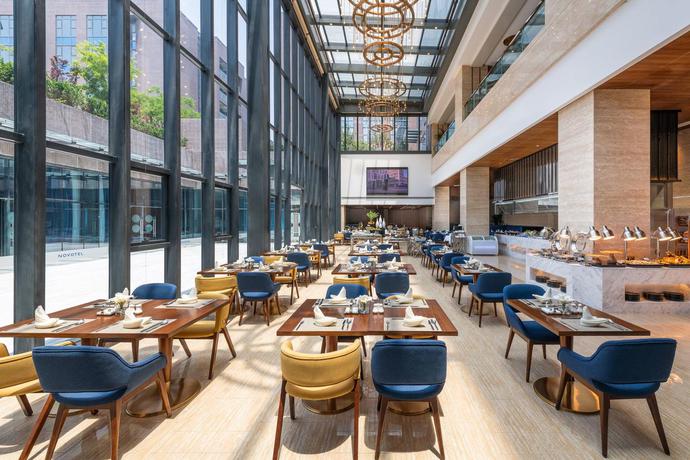 Imagen del bar/restaurante del Hotel Novotel Qingdao New Hope. Foto 5