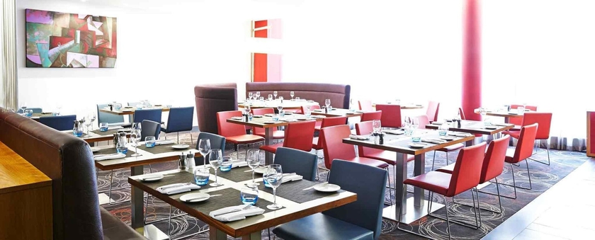 Imagen del bar/restaurante del Hotel Novotel Reading Centre. Foto 8