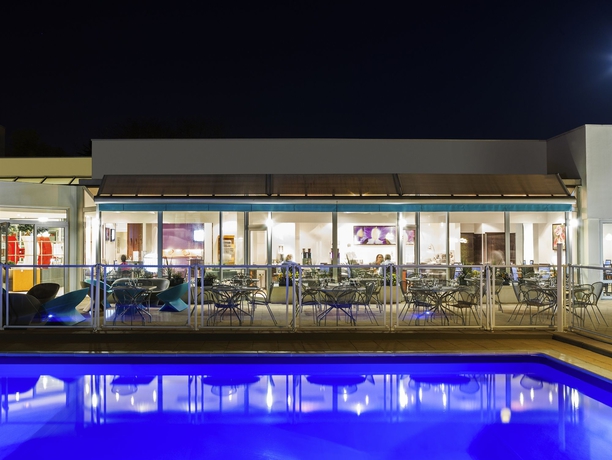 Imagen de la piscina del Hotel Novotel Rennes Alma. Foto 16