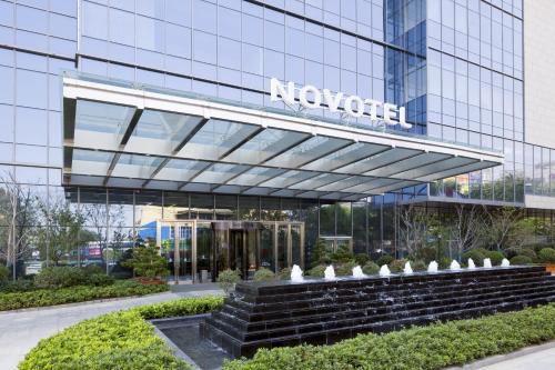 Imagen de la habitación del Hotel Novotel Rizhao Suning. Foto 7