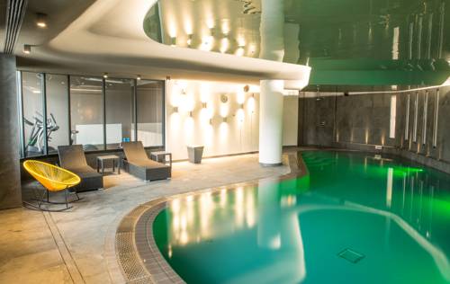 Imagen de la piscina del Hotel Novotel Saint Brieuc Centre Gare. Foto 13