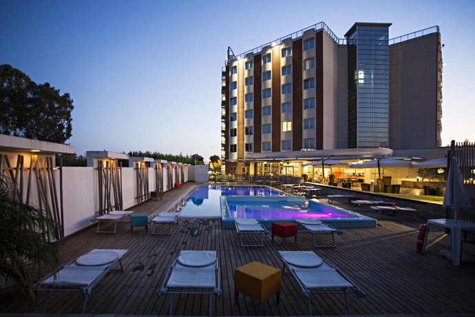 Imagen de los exteriores del Hotel Novotel Salerno Est Arechi. Foto 13