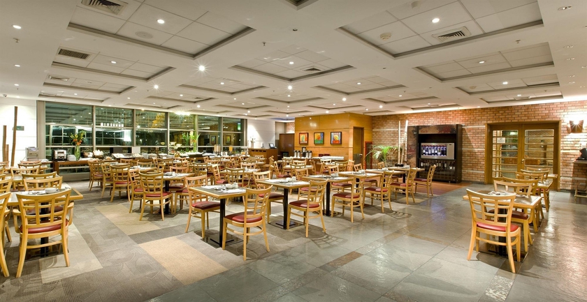 Imagen del bar/restaurante del Hotel Novotel Santiago Las Condes. Foto 2