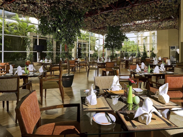 Imagen del bar/restaurante del Hotel Novotel Semarang. Foto 2