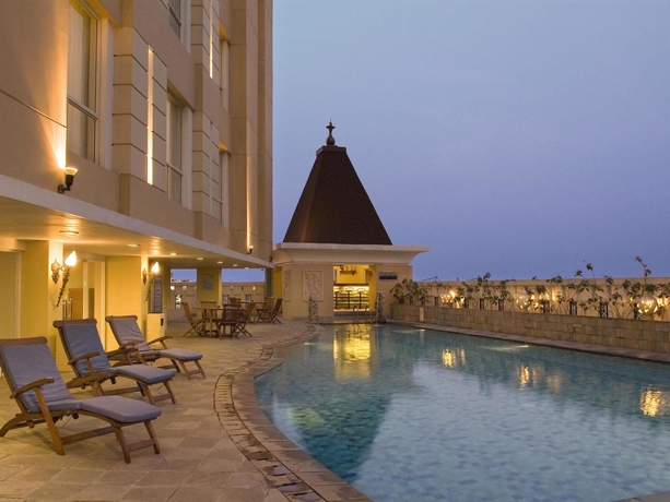 Imagen de la piscina del Hotel Novotel Semarang. Foto 14