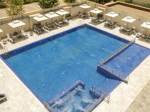 Imagen de la piscina del Hotel Novotel Setif. Foto 10