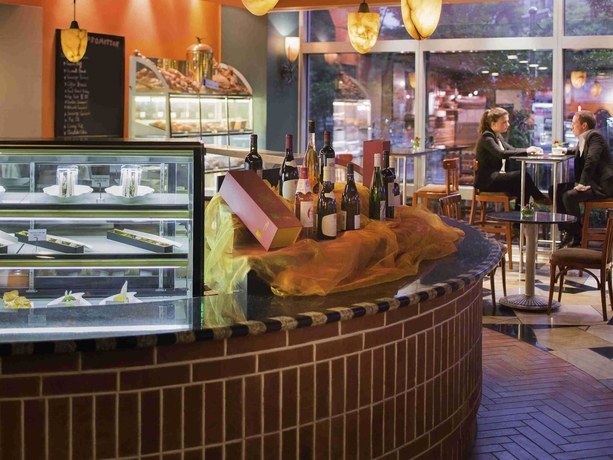 Imagen del bar/restaurante del Hotel Novotel Shanghai Atlantis. Foto 8