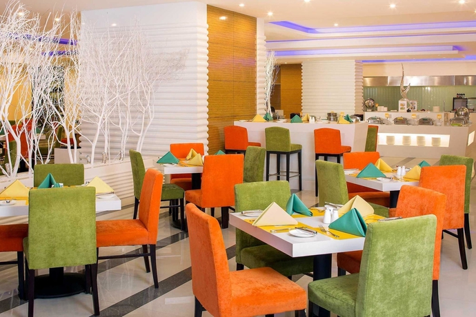 Imagen del bar/restaurante del Hotel Novotel Shanghai Atlantis. Foto 9