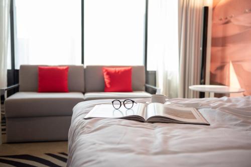 Imagen de la habitación del Hotel Novotel Sharjah Expo Centre. Foto 9