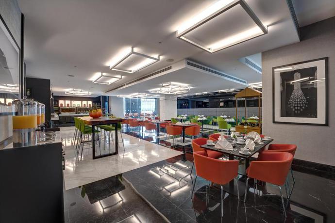 Imagen del bar/restaurante del Hotel Novotel Sharjah Expo Centre. Foto 2