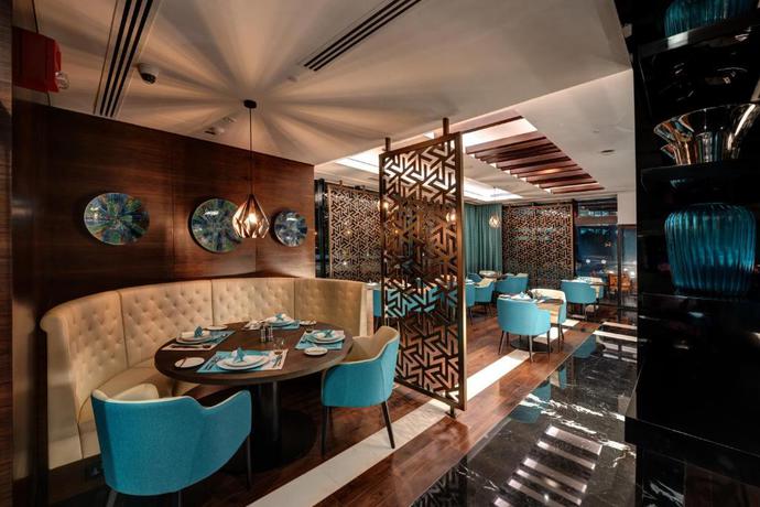 Imagen del bar/restaurante del Hotel Novotel Sharjah Expo Centre. Foto 3