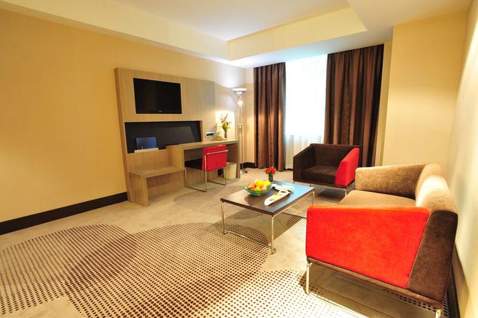 Imagen de la habitación del Hotel Novotel Shenzhen Watergate. Foto 3