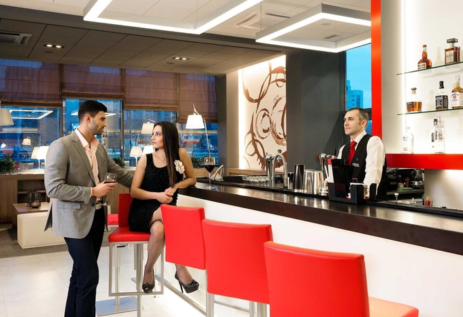 Imagen del bar/restaurante del Hotel Novotel Sofia. Foto 9