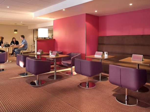 Imagen del bar/restaurante del Hotel Novotel Stevenage. Foto 11