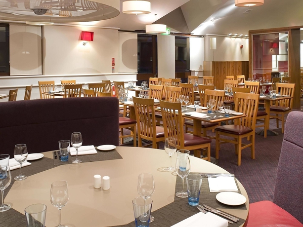 Imagen del bar/restaurante del Hotel Novotel Stevenage. Foto 12