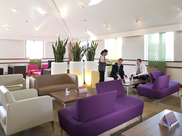Imagen del bar/restaurante del Hotel Novotel Stevenage. Foto 13