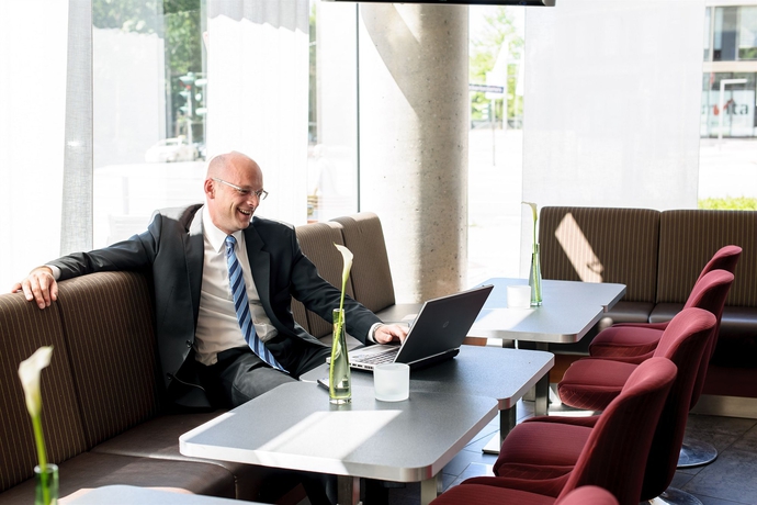 Imagen del bar/restaurante del Hotel Novotel Suites Hamburg City. Foto 11