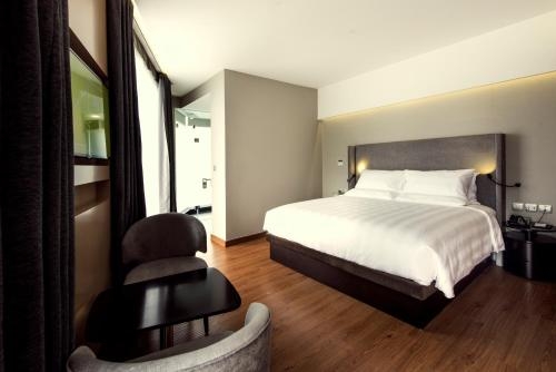 Imagen de la habitación del Hotel Novotel Suites Hanoi. Foto 8