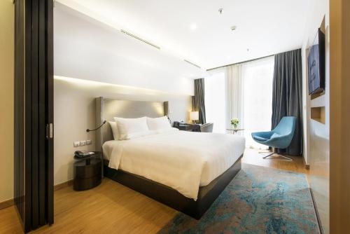 Imagen de la habitación del Hotel Novotel Suites Hanoi. Foto 9