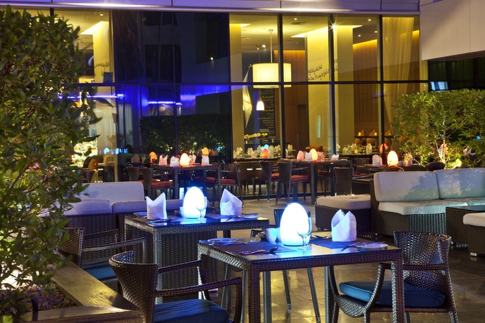 Imagen del bar/restaurante del Hotel Novotel Suites Mall Avenue Dubai. Foto 9