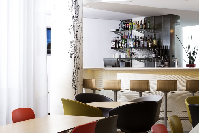 Imagen del bar/restaurante del Hotel Novotel Suites Marseille Centre Euromed. Foto 6