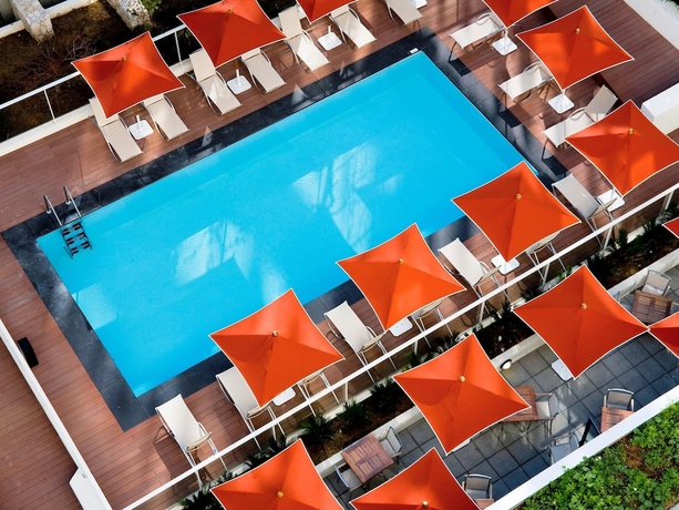 Imagen de la piscina del Hotel Novotel Suites Nice Airport. Foto 19