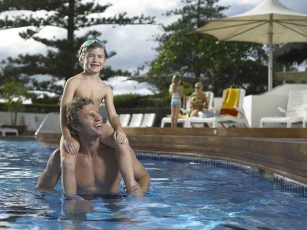Imagen de la piscina del Hotel Novotel Sydney Brighton Beach. Foto 14