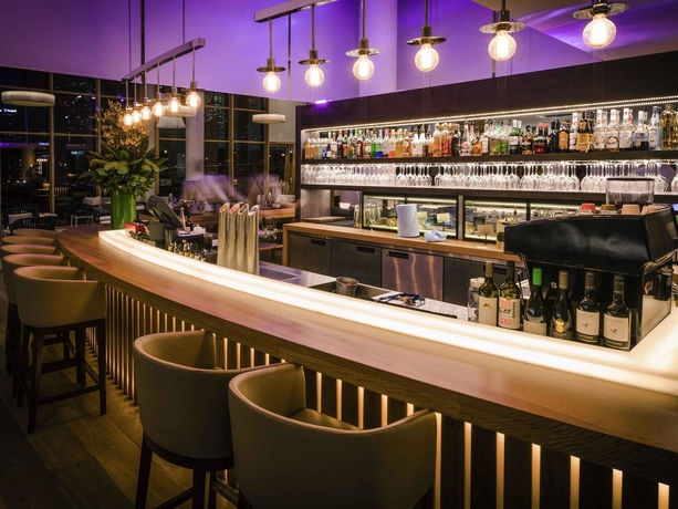 Imagen del bar/restaurante del Hotel Novotel Sydney On Darling Harbour. Foto 6