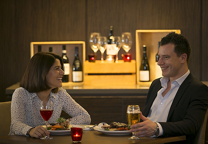 Imagen del bar/restaurante del Hotel Novotel Sydney Parramatta. Foto 2