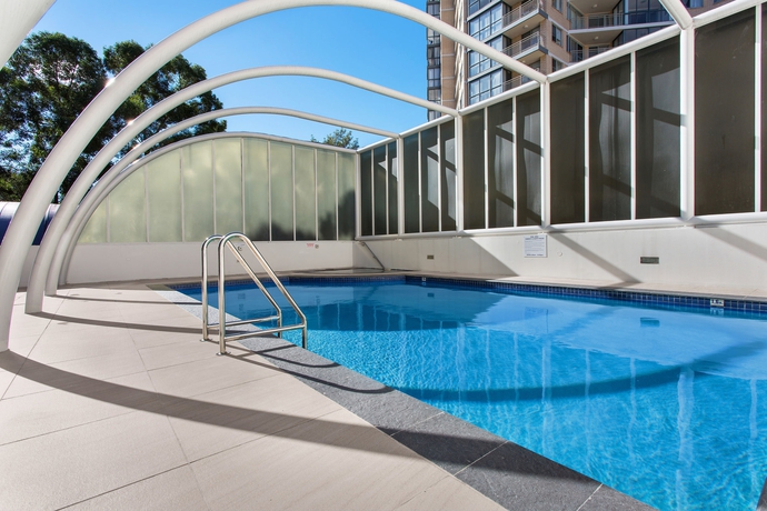 Imagen de la piscina del Hotel Novotel Sydney Parramatta. Foto 8