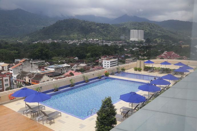 Imagen de la piscina del Hotel Novotel Taiping Perak. Foto 17