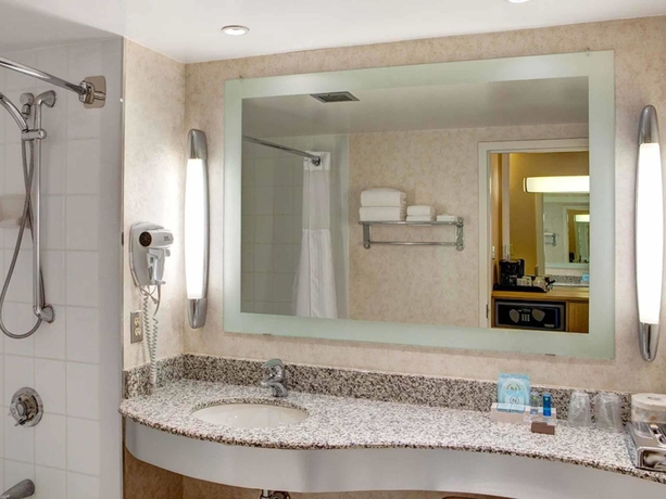 Imagen de la habitación del Hotel Novotel Toronto Centre. Foto 8