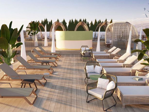 Imagen de la piscina del Hotel Novotel Valencia Lavant - New Opening 2024. Foto 14