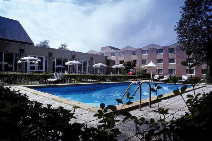Imagen de la piscina del Hotel Novotel Wavre Brussels East. Foto 13