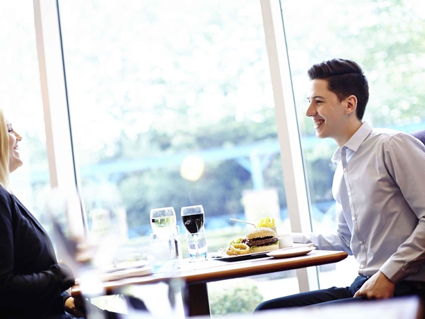 Imagen del bar/restaurante del Hotel Novotel Wolverhampton. Foto 9