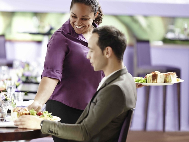 Imagen del bar/restaurante del Hotel Novotel Wolverhampton. Foto 11