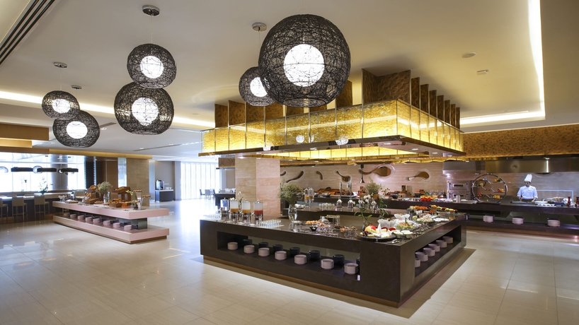 Imagen del bar/restaurante del Hotel Novotel Yangon Max. Foto 6