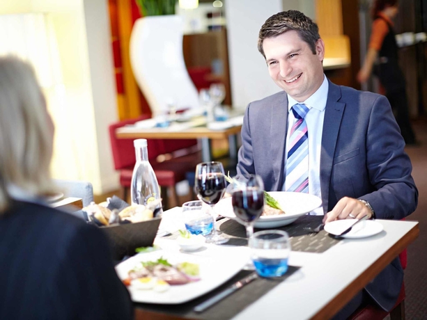 Imagen del bar/restaurante del Hotel Novotel York Centre. Foto 10