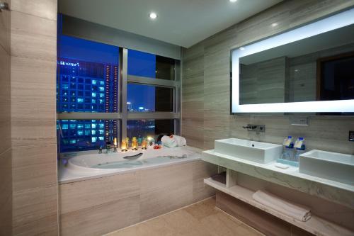 Imagen de la habitación del Hotel Novotel Zhengzhou Convention Centre. Foto 7