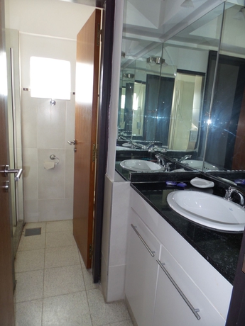 Imagen de la habitación del Hotel Novum Suites. Foto 3