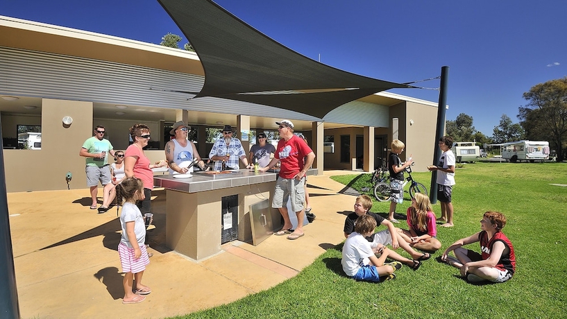 Imagen de los exteriores del Hotel Nrma Eastern Beach Holiday Park. Foto 13