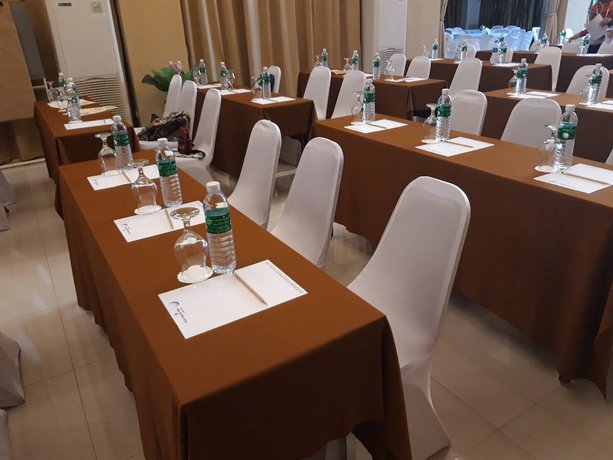 Imagen de los interiores del Hotel Nsiri Resort and. Foto 19